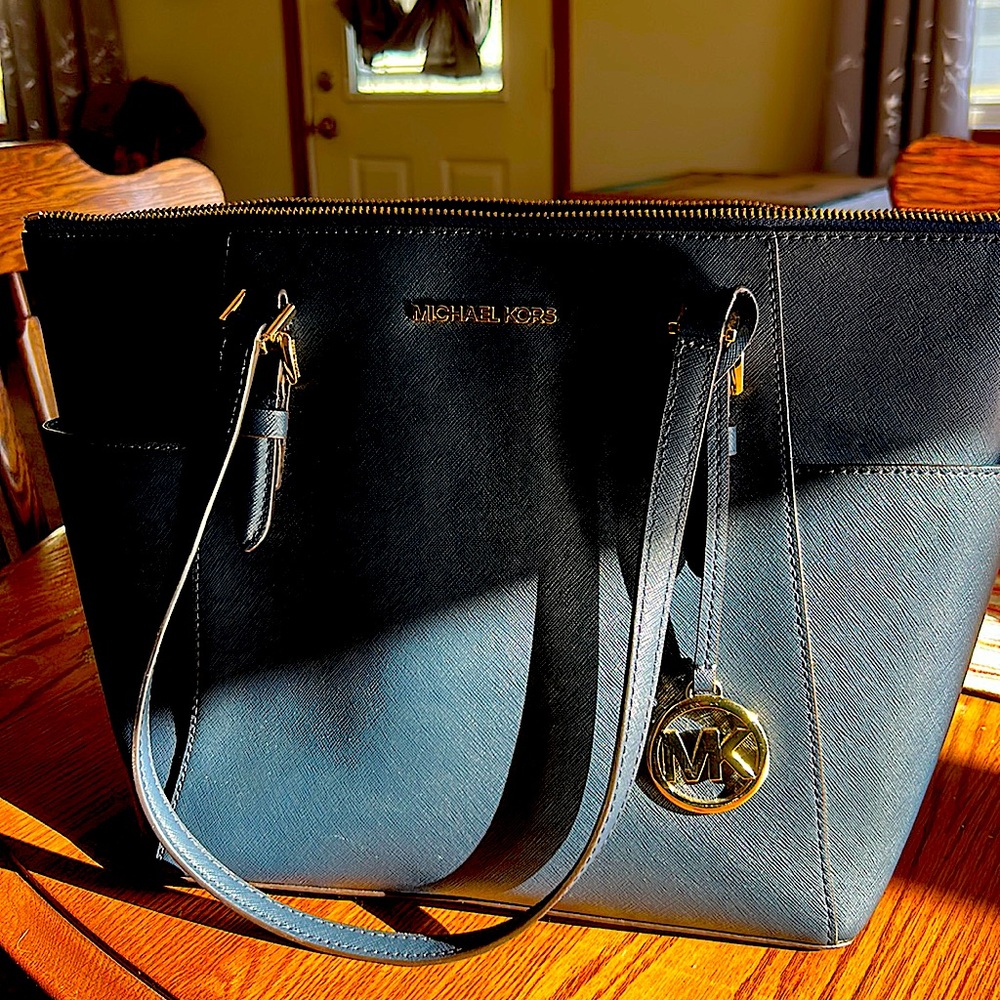 Micheal Kors leather purse